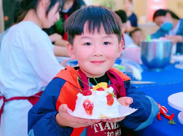 “拥抱快乐 放飞梦想”亲子蛋糕DIY活动举行！