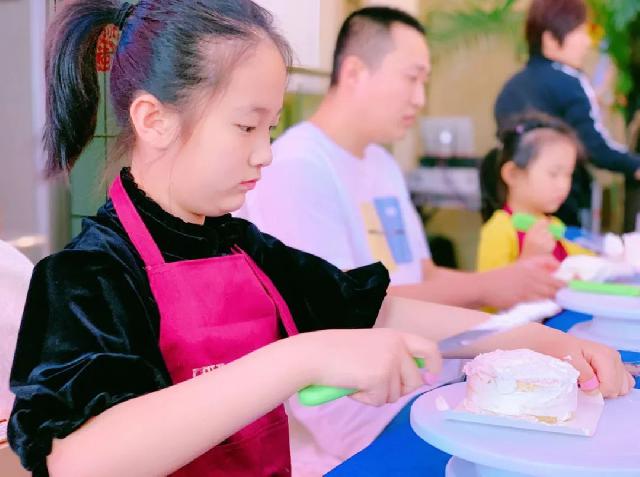 “拥抱快乐 放飞梦想”亲子蛋糕DIY活动举行！